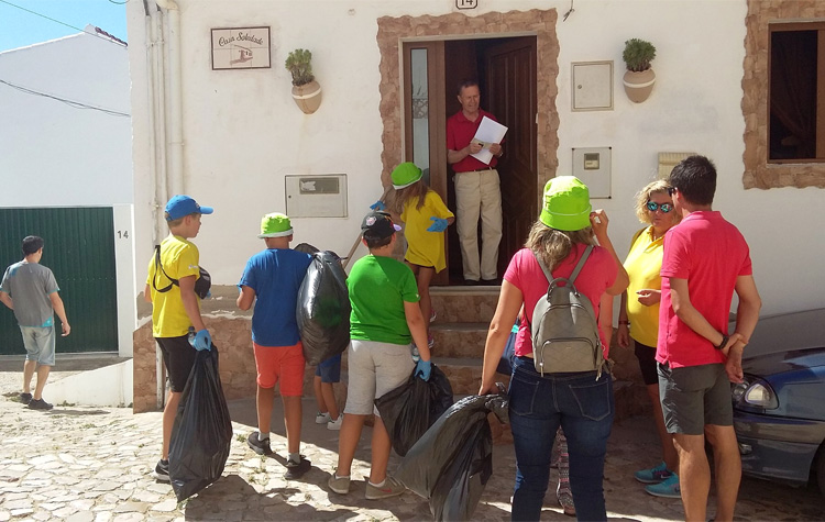 Crianças de Messines fazem campanha de troca de papel por alimentos